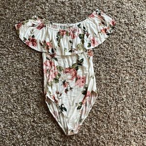 Floral off the shoulder bodysuit. Size:S